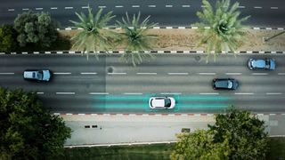 E-Fahrzeuge induktiv während der Fahrt laden: In Israel läuft dazu bereits ein Projekt, in Deutschland arbeitet unter anderem die TU Braunschweig daran. (Bild: Electreon)