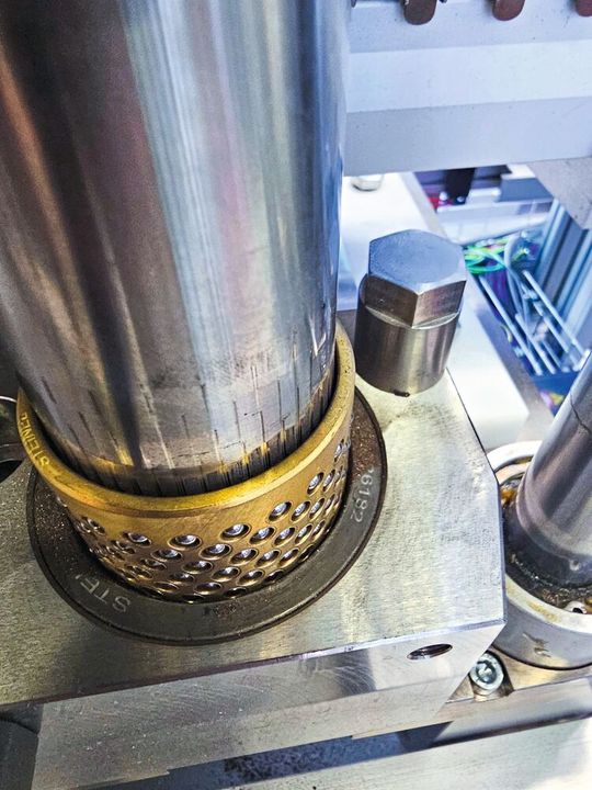 The incipient bearing damage on grooves in the slide bearing of the punching guide can be seen externally.(Image: Koch Pac systems)