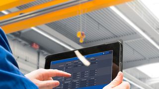 Per Webbrowser kann über „ABUS Kran OS“ drahtlos auf „ABUControl“ zugegriffen werden. Alle Einstellungen lassen sich so sicher vom Boden aus verändern. (Abus)