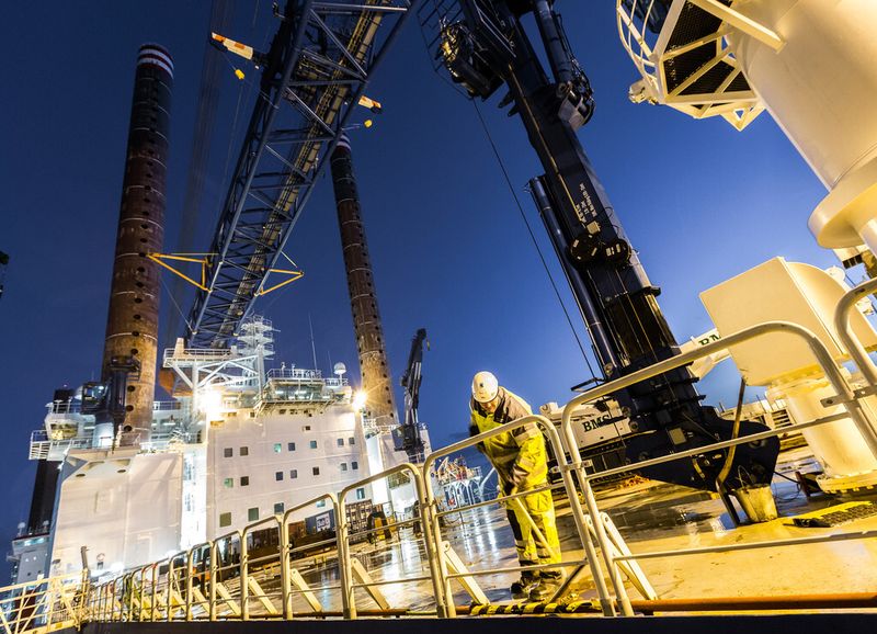 Das Installlationsschiff Sea Installer enthält ebenfalls Technik von Siemens: Sowohl Automatisierungs- und Antriebstechnik als auch Hauptgeneratoren und Verteilungstransformatoren des eigenen Hauses sind hier verbaut. Das selbsthebende Errichterschiff mit einer Länge von 132 m und einer Breite von 39 m kann dabei Fundamente, Türme, Maschinenhäuser und Rotorblätter von bis zu 10 Windenergieanlagen transportieren und installieren. (Bild: Siemens)