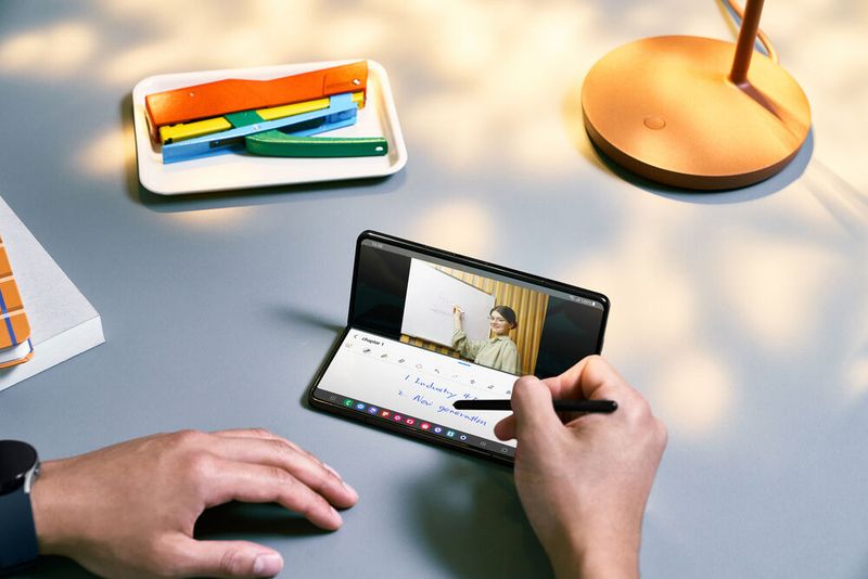Der Stift für das Galaxy Z Fold 5 ist optimiert worden und soll ein besseres Schreibgefühl bieten. (Bild: Samsung)