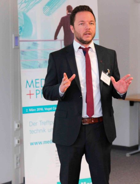 Den Abschluss der Aussteller-Vorstellungsrunde übernimmt Markus Ebster von Z-Werkzeugbau, der an seinem Stand … (Bild: Reinhardt)