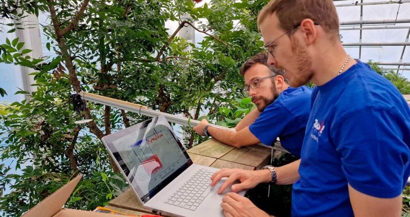 Die Forscher testen die Sonde, bevor sie an der Drohne befestigt wird. (Bild: ETH Zürich)