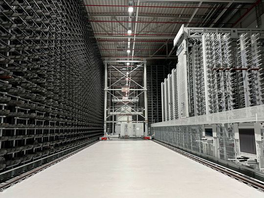 Das ist der Blick in das Wabenlager Unicompact von Kasto mit 5.140 Kassetten, das jetzt bei SEW-Eurodrive den internen Materialfluss automatisieren hilft. Mit dazu gehören außerdem Kasto-CNC-Kreissägen.(Bild:  Kasto)