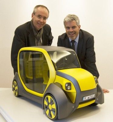 Peter Naumann und Paul Leibold mit dem City eTAXI (ACM)