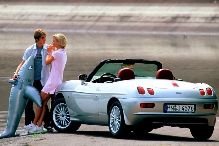 Die Barchetta („Bötchen“) baute Fiat von 1995 bis 2005 in 57.521 Einheiten. Fast die Hälfte davon ging nach Deutschland. Ihr 1,8-Liter-Vierzylinder-Saugmotor leistet 96 kW (131 PS).  (Fiat)