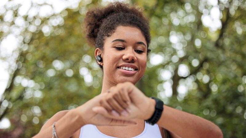 Der von Bosch Sensortec entwickelte Inertialsensor BMI423 bietet einen erweiterten Messsbereich bei 25 µA. (Bild:  Bosch Sensortec)