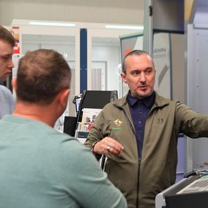 Interessierte Anwender trafen auf engagierte Experten, die gern ihr Wissen über Maschinen und Prozesse weitergaben.(Bild:  Maschinenmarkt/rw)