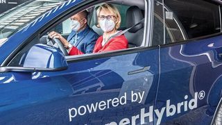 Bundesforschungsministerin Anja Karliaczek hat Ende September den Prototypen eines Autos vorgestellt, das mit synthetischem Methanol angetrieben werden kann. Grundlage dieses Kraftstoffes ist Grüner Wasserstoff, einer der wichtigsten Grundbausteine für den klimaschonenden Umbau von Schlüsselindustrien in Deutschland und der Welt, und CO2, das aus Industriabgasen entnommen werden kann. (BMBF/Hans-Joachim Rickel)