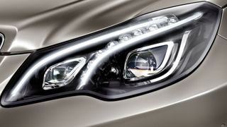 Bei der E-Klasse verzichtet Mercedes erstmals komplett auf eine Reinigungsanlage für die Scheinwerfer. Auch andere OEMs dürften diesem Vorbild folgen. (Foto: Daimler)