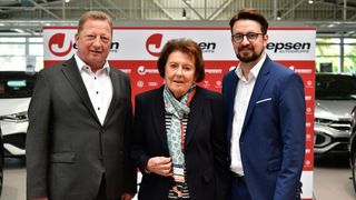 Johannes Marx (r.) ist neuer Gesamtgeschäftsführer der Jepsen-Gruppe in Regensburg. Zusammen mit Mehrheitsgesellschafterin Theresa Jepsen und Rainer Hensel lenkte er in den vergangenen Jahren die Geschicke des Traditionshändlers. (Bild: Jepsen Autogruppe)