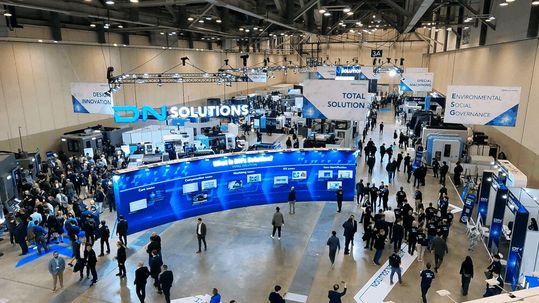 Bereits zum 15. Mal hat DN Solutions, Koreas größter Maschinenbauer, zu seiner alle zwei Jahre stattfindenden Hausmesse nach Busan eingeladen. Das ließen sich Tausende nicht entgehen. Ein besonderes Highlight waren neue, industrietaugliche 3D-Drucker für die Metallpulververarbeitung.(Bild:  DN Solutions)