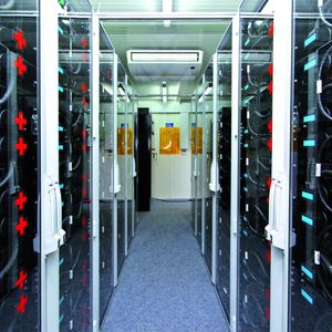 Container-Systemlösung der Firma ads-tec mit angereihten Energiespeicherschränken von Rittal.