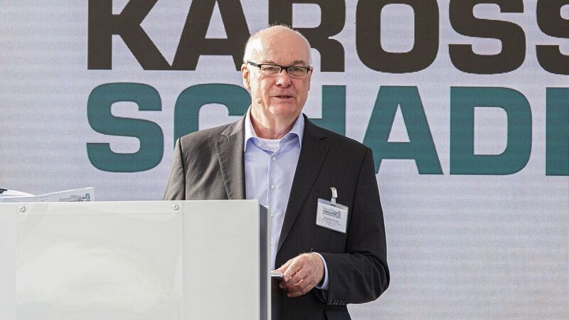 Konrad Wenz, Chefredakteur von »Fahrzeug + Karosserie«, moderierte die Veranstaltung. (Rainer Wengel)