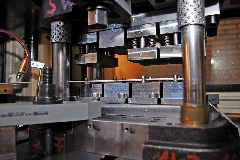 Bild 1: An der FGU entwickeltes Werkzeug zur Darstellung des zweistufigen Konterschneidens im Labormaßstab. (Forschungsgesellschaft Umformtechnik)