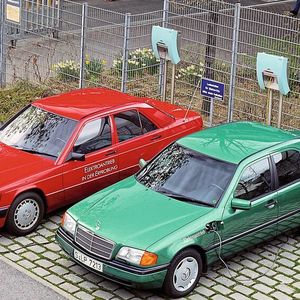 Ab 1995 erprobten die Daimler-Benz-Forscher in einer C-Klasse auch erneut den Elektroantrieb.(Bild:  Mercedes-Benz)
