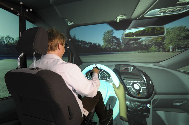 Für die Entwicklung der Fahrzeuge nutzen die Ingenieure von Ford das Cave-Tool in Kombination mit 3D-Projektion und 3D-Polarisationsbrille. (Bild: Ford)