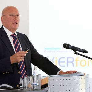 Professor Michael Schenk auf der Abschlussveranstaltung des Projekts ViERforES II: "Die neuen digitalen Entwicklungsmethoden werden dazu beitragen, zuverlässigere Produkte herzustellen."