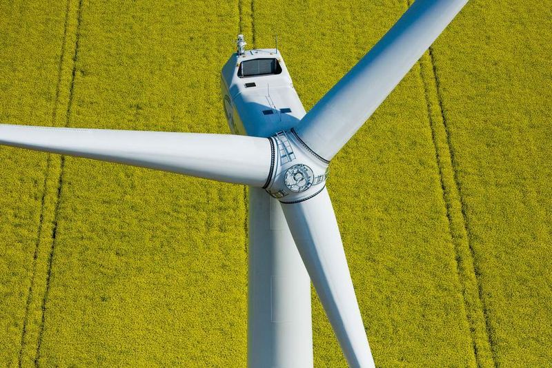 Das Messen von Rotordrehzahlen einer Windkraftan-lage und die Verstellung der Rotorblätter entsprechend der Windver-hältnisse sind Aufgaben, die von rotativen Encoder von SICK Stegmann zuverlässig gelöst werden (Archiv: Vogel Business Media)
