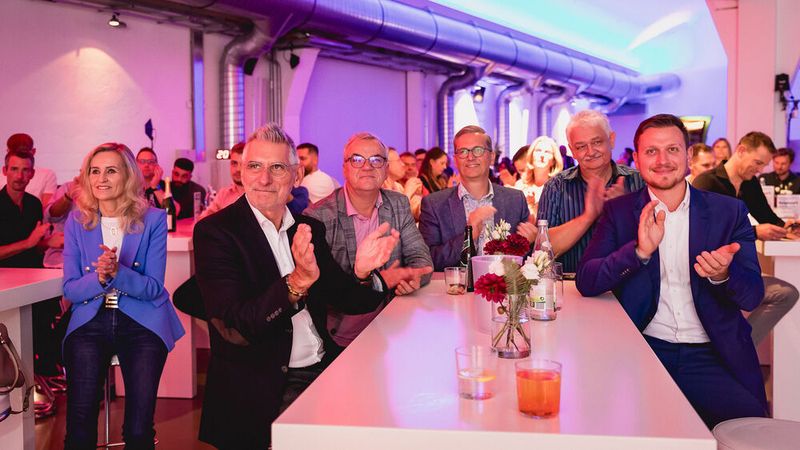 Applaus gab es nicht nur für den Gewinner, sondern auch für die anderen Betriebe. (Bild: Stefan Bausewein)