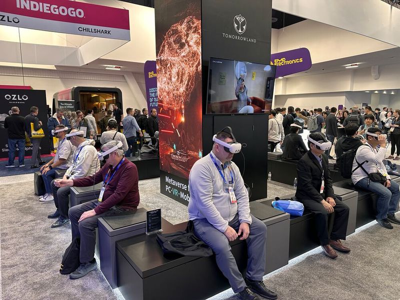 Die VR Brillen werden gerne im Sitzen getestet. So kann man wenigsten nicht gegen eine Mauer rennen.  (Bild: Vogel IT-Medien)