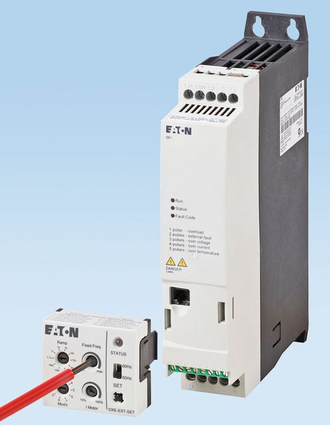 Ein aufsteckbares Modul erlaubt die Konfiguration des Drehzahlstarters und ermöglicht im Vergleich zur Parametrierung von konventionellen Frequenzumrichtern eine Zeitersparnis von bis zu 70 Prozent. (Bild: Eaton)
