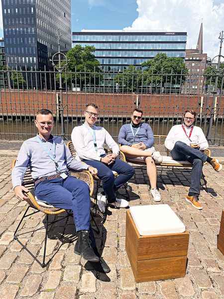 Andreas Hoßfeld (Einsnulleins Systempartner), Jared Ottliczky, Benjamin Stahnke (beide Verise) und Benjamin Eggerstedt genießen bestes Hamburger Wetter. (Bild: Vogel IT-Medien GmbH)