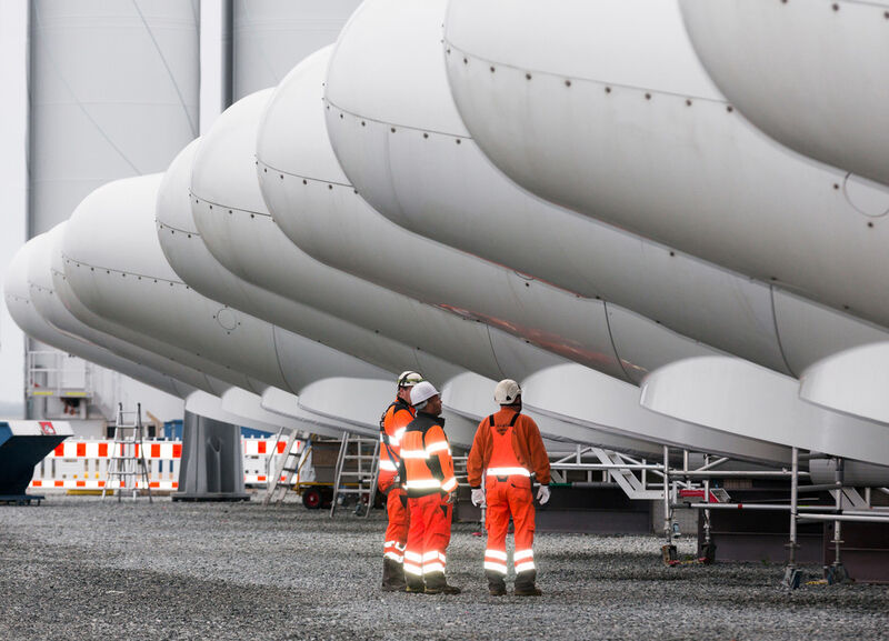 Die gigantischen Naben mehrerer Rotoren warten in Esbjerg auf ihre Verschiffung zu ihrem Bestimmungsort, dem Offshore-Windkraftwerk DanTysk in der deutschen Nordsee. (Bild: Siemens)