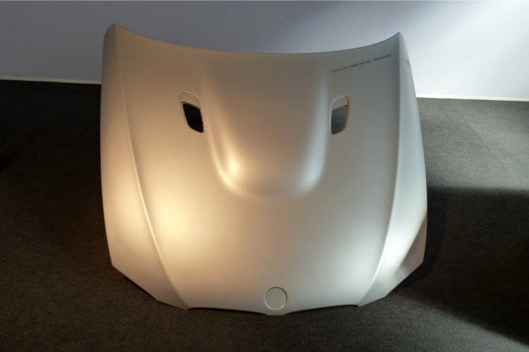 Bei der speziellen Motorhaube für einen M3 wird ein Materialverbund aus Kohlefaser, „Nomex“-Waben und Kunststoff verwendet, der das Bauteil gegenüber Stahl um fast zwei Drittel auf 7 Kilogramm abspecken lässt. (Wolfgang Pester / BMW)