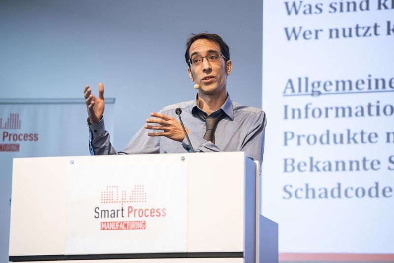 Der zweite Tag des Smart Porcess Manufacturing startete am 25. September 2019 mit der Opening-Keynote „Kritische Sicherheitslücken in IT-Betrieben - Angriffspunkte, Auswirkungen & Prävention“. Referent des ersten Vortrags war der IT-Sicherheitsspezialist und Penetrationstester Benjamin Kunz Mejri. Zu den Forschungsgebieten des Geschäftsführers von Evolution Security gehören Sicherheitslücken in Computersystemen, Bug Bounties, die Sicherheit von E-Payment Zahlungsdiensten und der Schutz der Privatsphäre. (PROCESS)