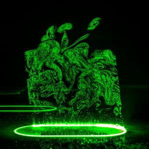 Zündende Erfindung! Zu den aktuellen Highlights der Lasertechnik zählt für Prof. Reinhart Poprawe auch die Ultrakurzpuls-Technik, die sich hier zum Beispiel beim Strukturieren von Glas durch direkte Laserablation nutzen lässt.(Bild:  V. Lannert)