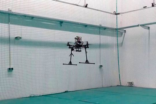 Kollisionsgeschützt: In der Testumgebung muss der Autopilot seine Funktionalität unter Beweis stellen.(Bild:  Emqopter GmbH)