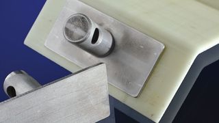 Bild 1: Probekörper zum Fügen von glasfaserverstärktem PA und 1.4301. (Bild: Fraunhofer-ILT)