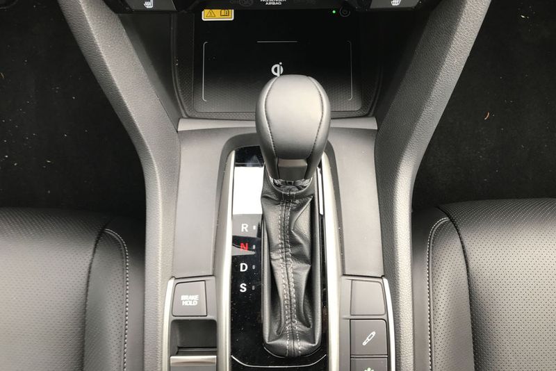 Wer trotz Automatik auf manuelles Schalten nicht verzichten will, kann den Knüppel auf „S“ stellen und dann die Schaltwippen am Lenkrad nutzen. Außerdem zu sehen: eine Box für induktives Laden des Smartphones. (Seyerlein/»kfz-betrieb«)