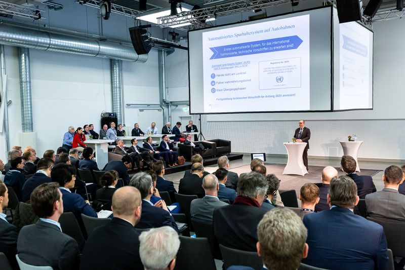 Um Leichtbau als Schlüsseltechnologie für die Mobilität von morgen nutzen zu können, braucht es – wie üblich – passende Rahmenbedingungen. Die waren Thema einer Keynote von Thomas Fuhrmann-Bäcker vom Bundesverkehrsministerium für Verkehr und digitale Infrastruktur.  (Stefan Bausewein)