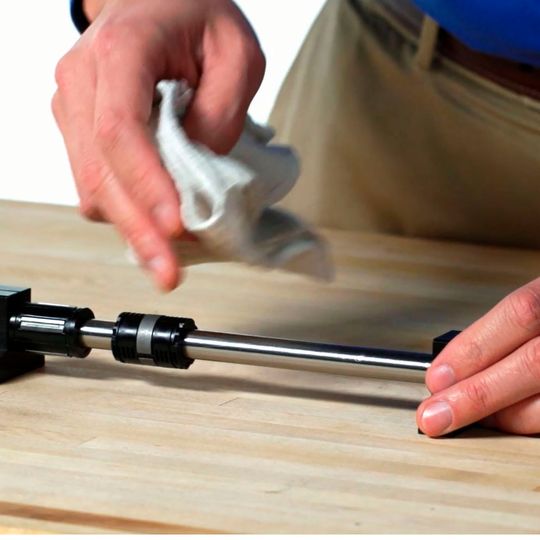 Das Techtips-Video geht Schritt für Schritt sowohl auf die geeignete Reinigungsmethode als auch auf die empfohlene Vorgehensweise zur Schmierung und damit Instandhaltung einer Linearführung ein.(Bild:  Thomson Industries)