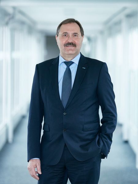 Dr. Bruno Lindl, Gruppengeschäftsführer Forschung und Entwicklung der ebm-papst Gruppe: „Wir sehen in verschiedenen Bereichen – wie Aerodynamik und Aeroakustik – noch weitere Entwicklungspotenziale, die wir in Zusammenarbeit mit externen Forschungsinstituten nutzen wollen. Ein weiteres wichtiges Thema wird die Forschungsarbeit im Bereich ‚Industrie 4.0‘ sein.“ (Bild: EBM-Papst)