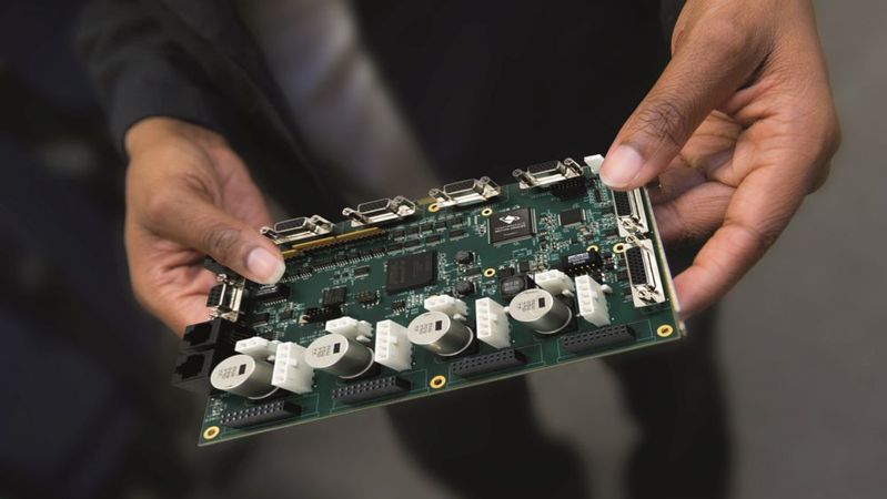 Mit Plug-and-Play-Modulen von PMD können voll funktionsfähige, kundenspezifische Platinen innerhalb weniger Wochen statt Monaten oder sogar Jahren entwickelt und produziert werden.(Bild:  Performance Motion Devices, Inc.)