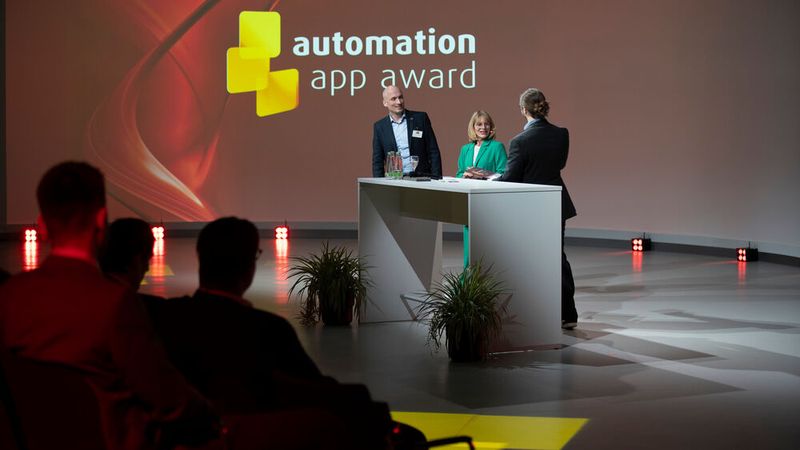 Die feierliche Preisverleihung fand im Vogel Convention Center Würzburg statt. Moderiert wurde das Event von Ute Drescher, Chefredakteurin der elektrotechnikAUTOMATISIERUNG. (Bild: Sebastian Human / VCG)