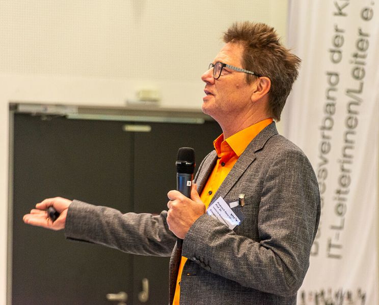 Gastgeber Prof. Dr. Hans-Ulrich Prokosch vom Institut für Medizininformatik, Biometrie und Epidemiologie am Lehrstuhl für Medizinische Informatik in Erlangen (KH-IT e.V.)
