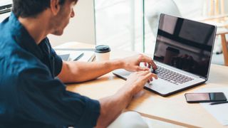 Stromsparen im Homeoffice – wir zeigen acht Tipps, wie das geht.  (©SFIO CRACHO - stock.adobe.com)