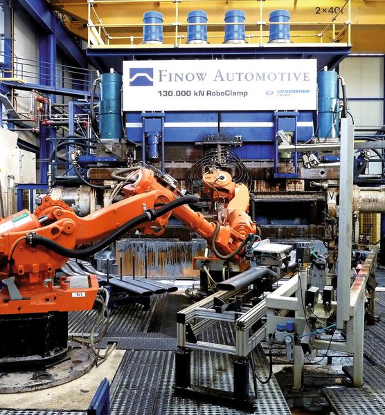 In der roboterautomatiserten Umformlinie geht das Greifen und Ablegen Hand in Hand. (Bild: Kuhn)