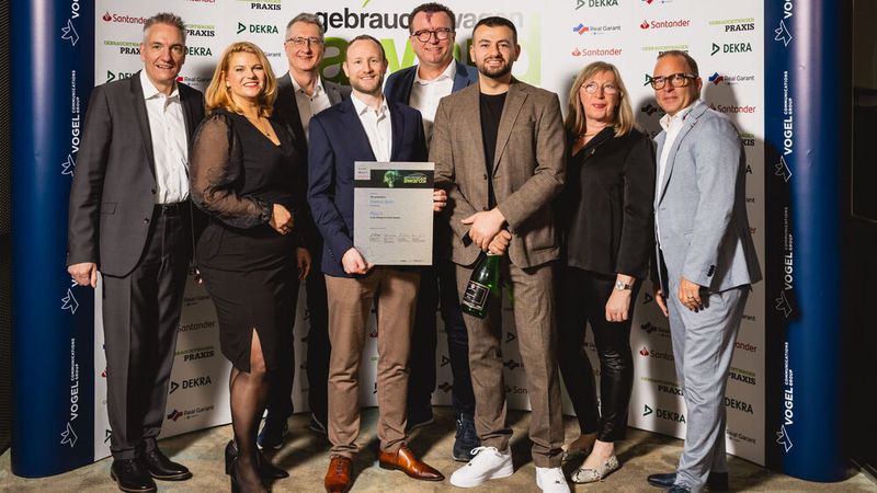 Platz 2 in der Kategorie Freier Handel sicherte sich das Team von Auto Kamux mit Sitz in Schwerin, auf dem Foto gemeinsam mit Jury-Vertretern.  (Bild: Stefan Bausewein)
