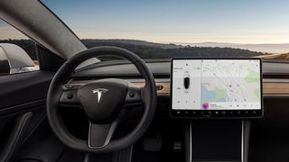 Auf seinem großen Bordcomputer-Bildschirm in der Mittelkonsole kann Tesla nun auch eine Botschaft darstellen, die Passanten sagt, dass sie sich keine Sorge um Hunde im Auto machen müssen (hier nicht zu sehen). (Bild: Tesla)