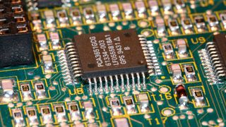 Elektronik: In Entwicklungs- und Laborumgebungen werden programmierbare Stromversorgungen eingesetzt. Nur sie liefern die Energie zuverlässig und mit der gewünschten Spanng, Strom und Frequenz. (Bild:  Heiko S.)