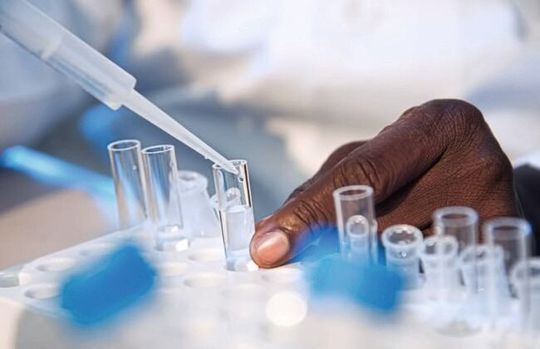 Ein interdisziplinäres Forschungsteam des Paul-Ehrlich-Instituts (PEI) hat einen neuen Labortest entwickelt, der die Bestimmung von adjuvantierten Allergoiden in Fertigarzneimitteln ermöglicht.(Bild:  Andreas Buck/Paul-Ehrlich-Institut)