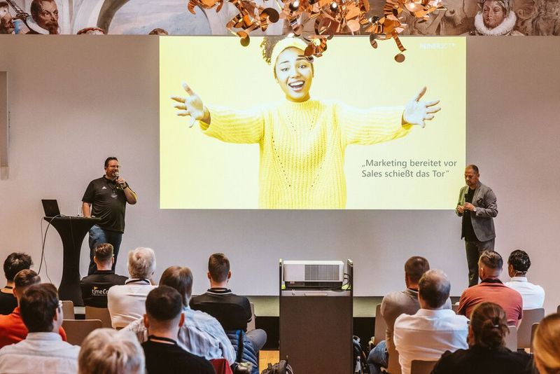 „Marketing bereitet vor, Sales schießt ein Tor“: Cooles Vortragsmotto von Robert Eichhorn und Thomas Peter (beide REINER SCT) zur Eröffnung von Tag 2. (Bild: REINER SCT)