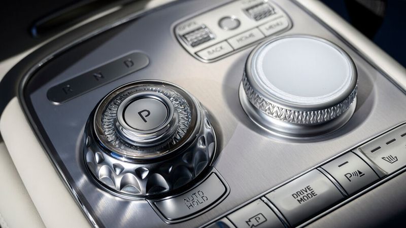 Neben dem Gangwahlhebel befindet sich ein Dreh-Drück-Schalter für die Bedienung des Infotainment-Systems.  (Bild: Genesis)