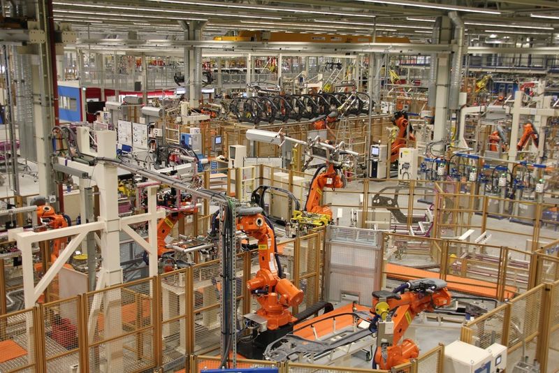 Im Karosseriebau setzt BMW auf Robotertechnik von ABB. Hier wird nicht geschweißt, sondern geklebt. (Bild: Weber)