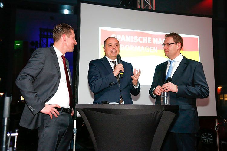 Im Gespräch zur Eröffnung des Seat-Autohauses: (v. li.) Centerleiter Marco Teichert, Bernard Bauer, Geschäftsführer von Seat Deutschland, und Moderator Marc Pesch. (Foto: Seat)